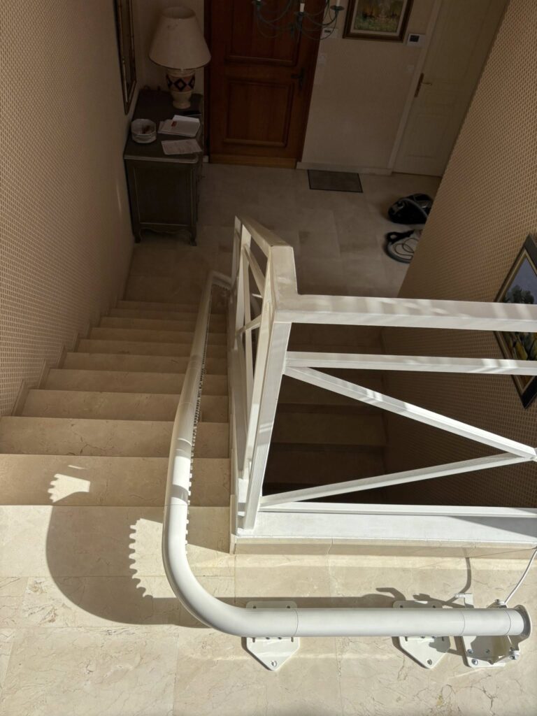 bel-air-autonomie - escalier avec rampe pour monte escalier