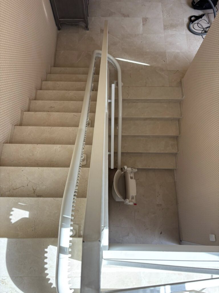 bel-air-autonomie - escalier avec rampe pour monte escalier